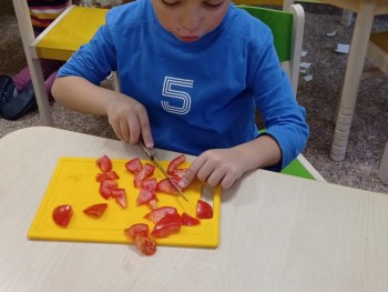 Výroba zeleninového salátu 